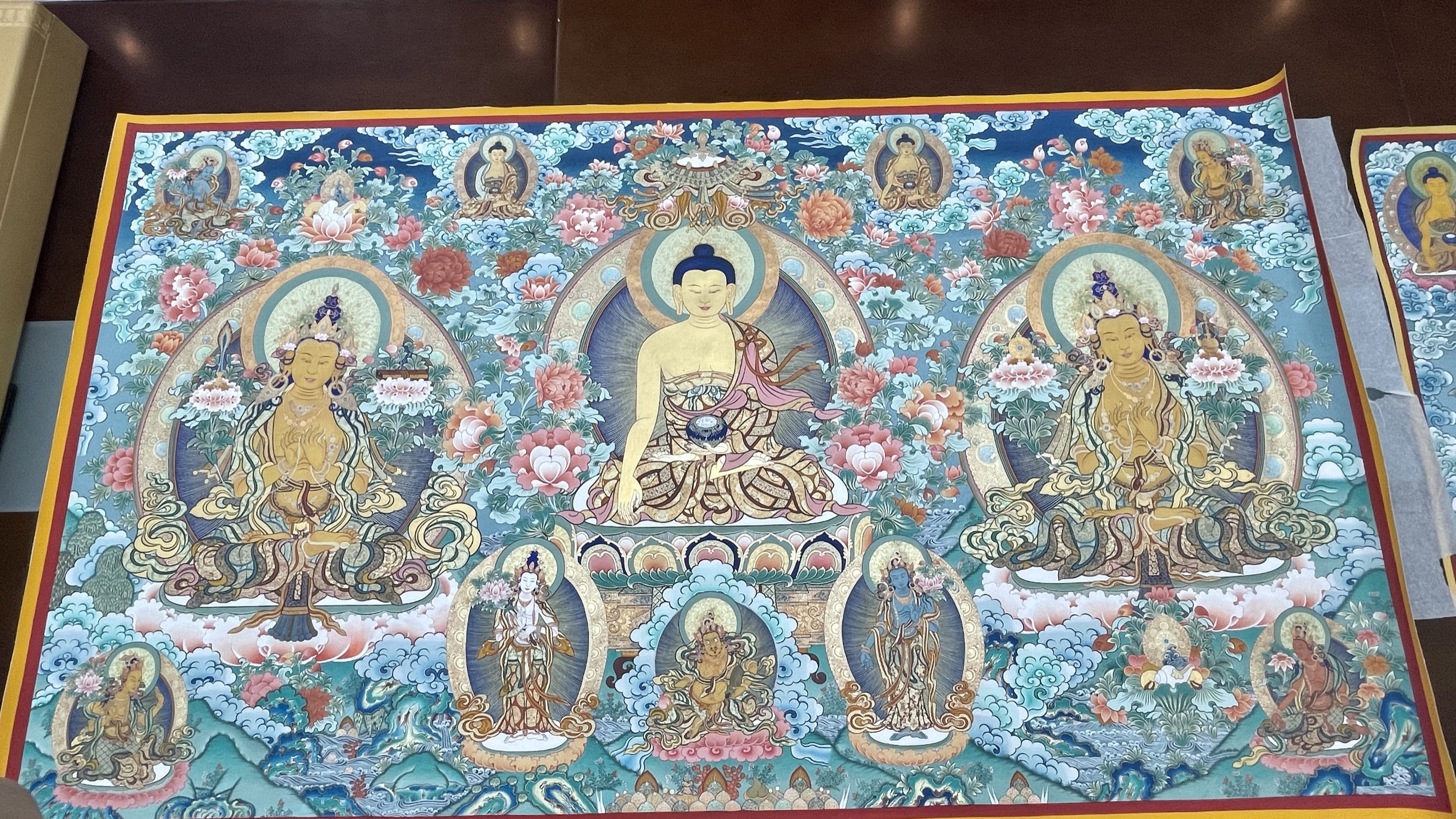 热贡唐卡众佛题材作品局部